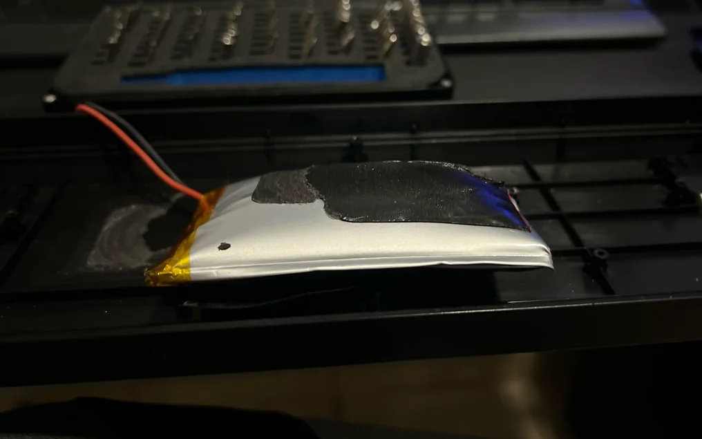 Swollen battery, K6 – Opening_Outside8364. Pic: Swollen battery, K6 – Opening_Outside8364.