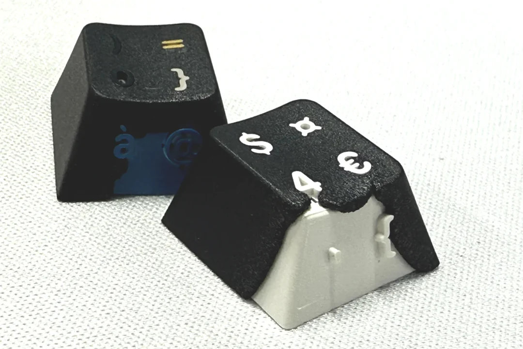 Injection molding stopped at halfway to reveal the internal structure Pic: Injection molding stopped at halfway to reveal the internal structure