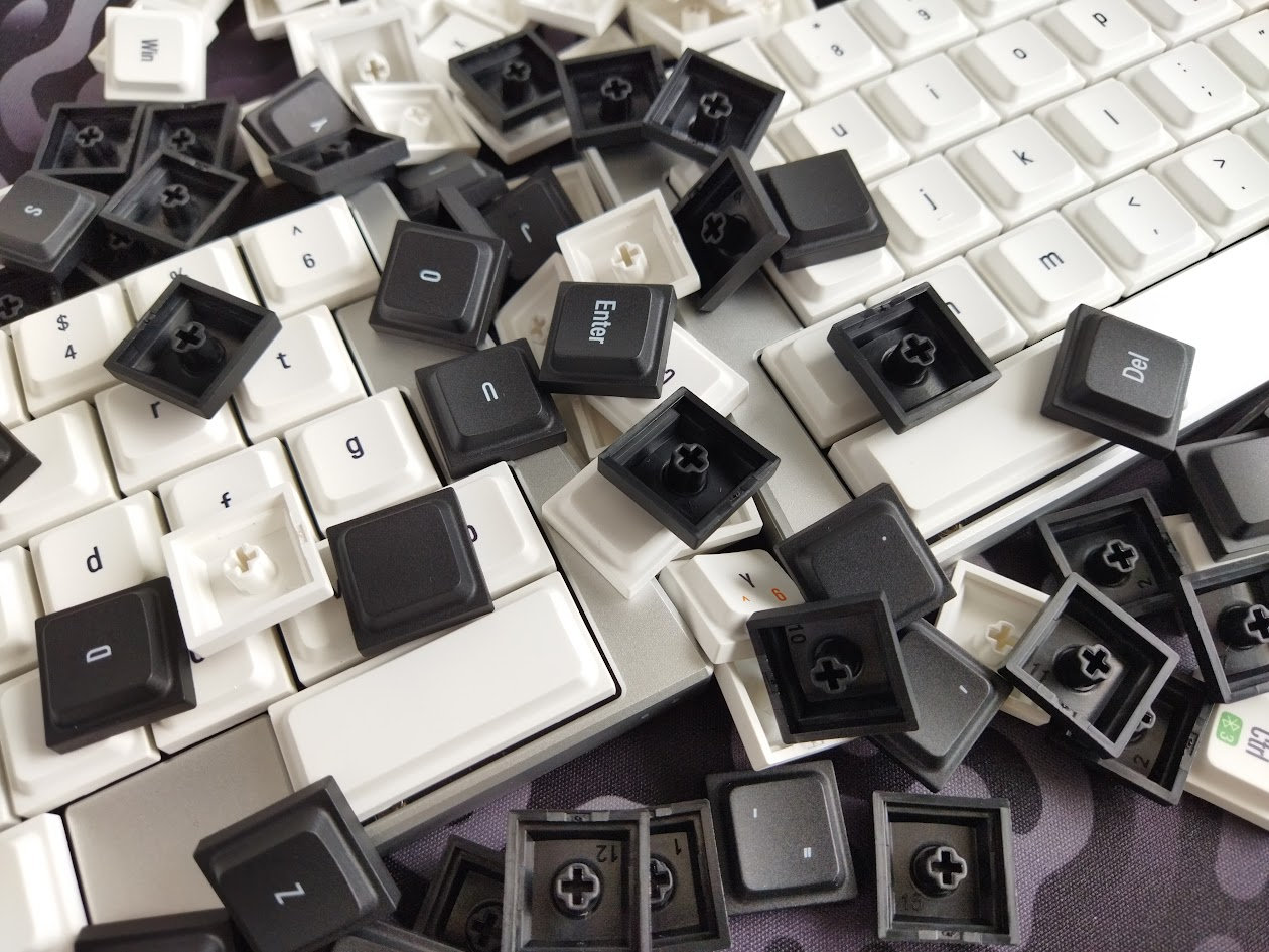 Same profile, different legends – original JZF LAK caps Pic: Same profile, different legends – original JZF LAK caps