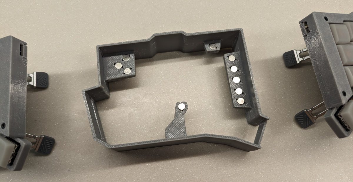 Pic: Magnetic travel case