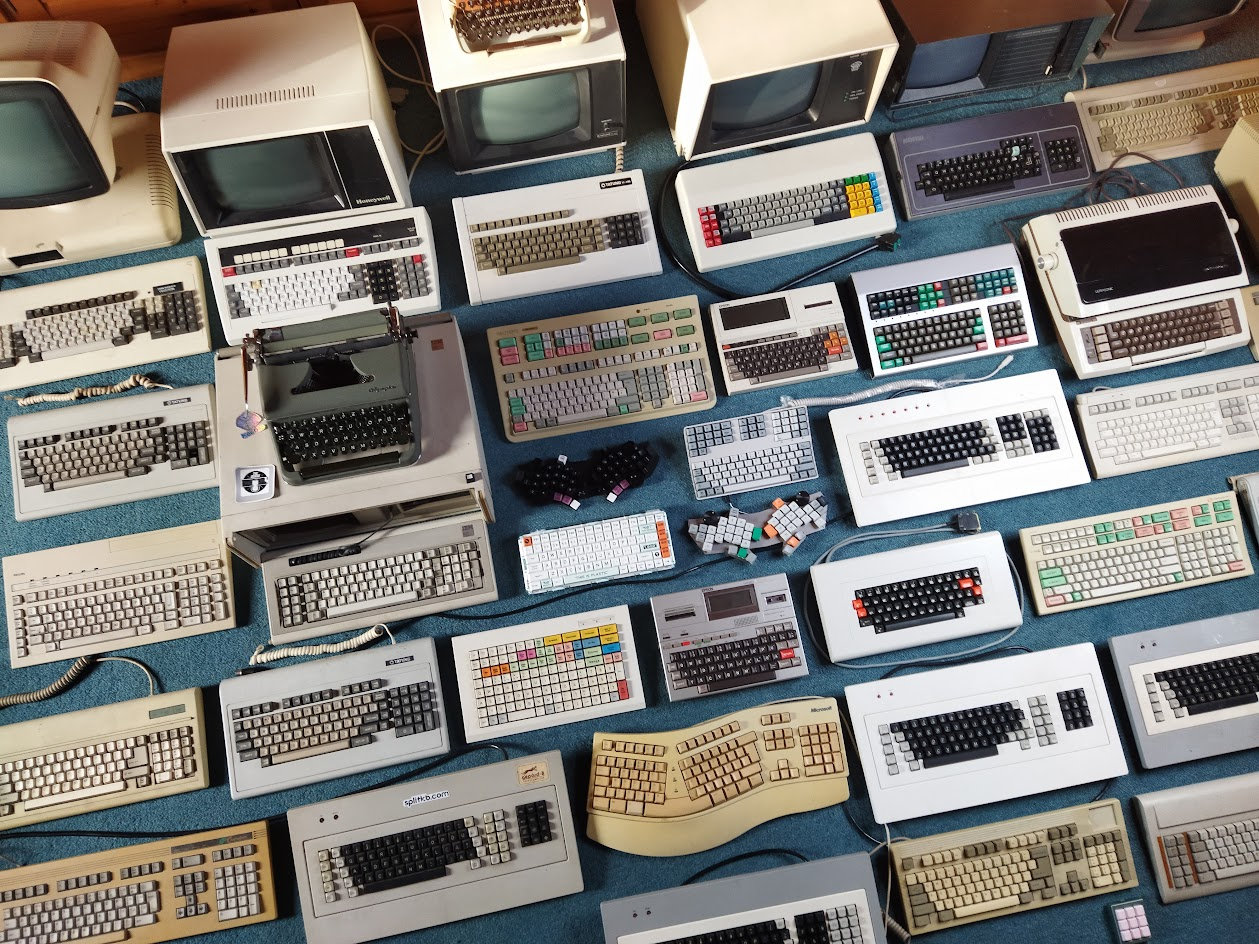 Pic: I do hoard vintage keyboards… (2022)